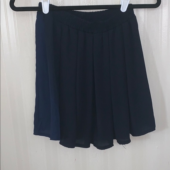Brandy Melville one size‎ navy pleated skirt - Picture 4 of 8